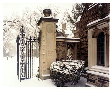 gate.JPG (67535 bytes)
